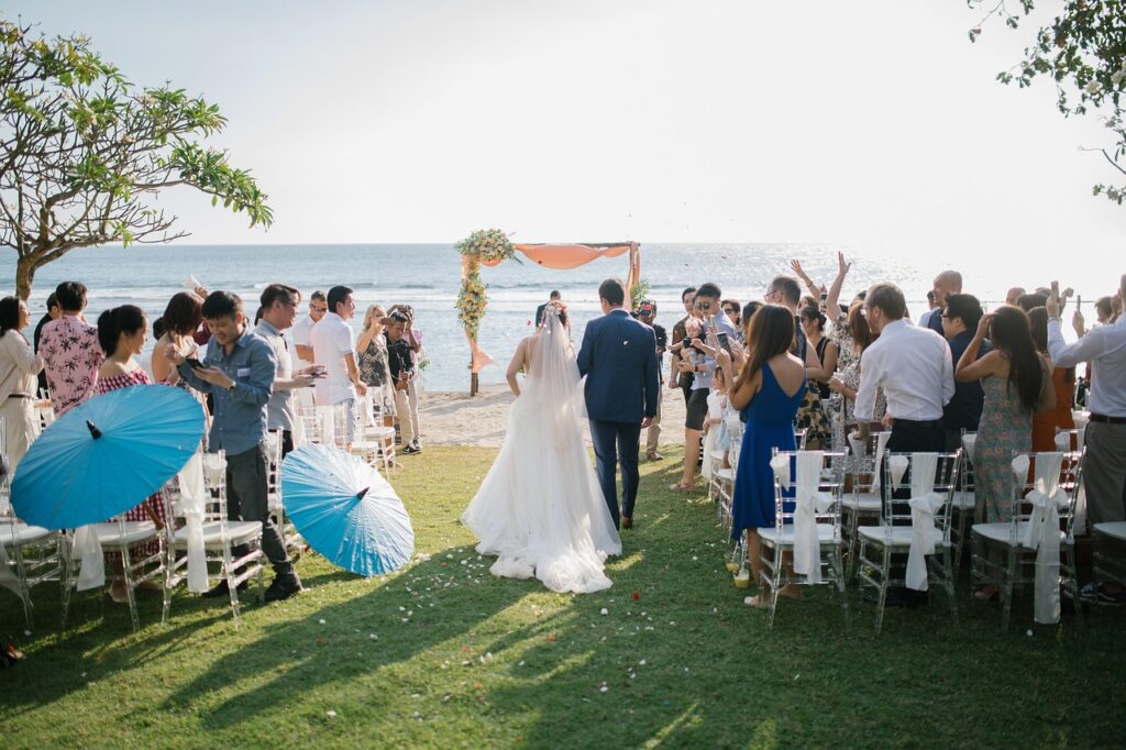 海辺の結婚式 披露宴でゲストが新郎新婦を祝福するシーン｜ビーチウェディングの撮影に最適
