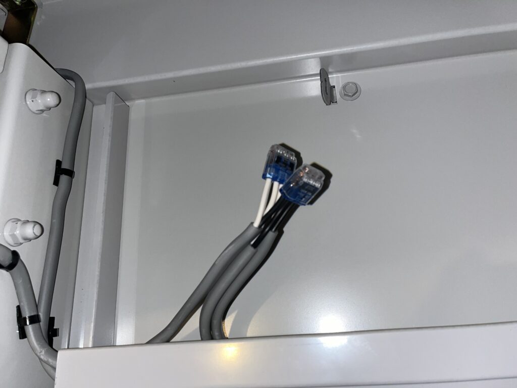 屋内配線用差込型電源コネクタ(クイックロック)の接続画像:ヨドガレージの断熱施工と電気配線