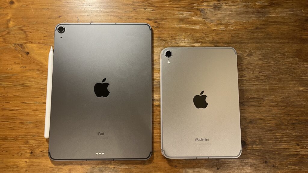 iPad Air4とiPad miniのサイズを比較した画像