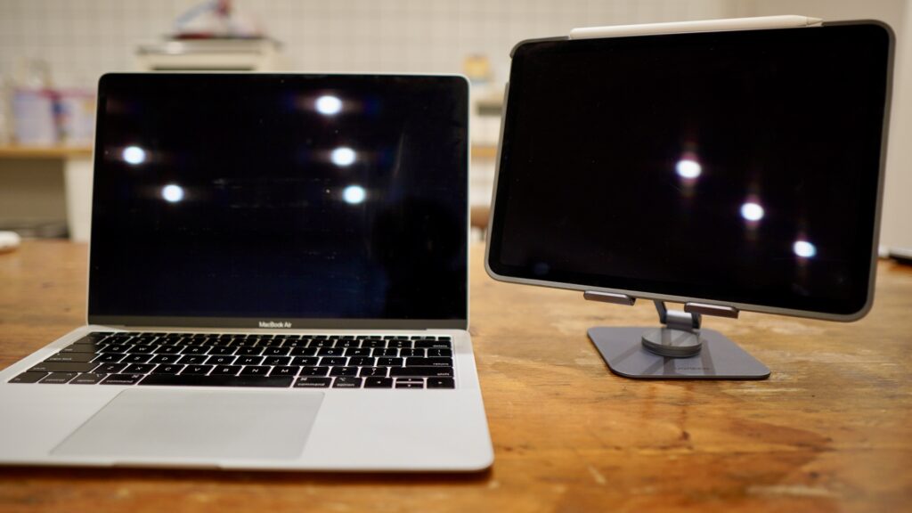 UGREENタブレットスタンドでiPadをサブモニター化した画像
