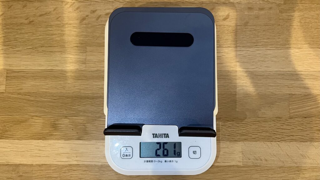 UGREENタブレットスタンドの重さを測った画像
