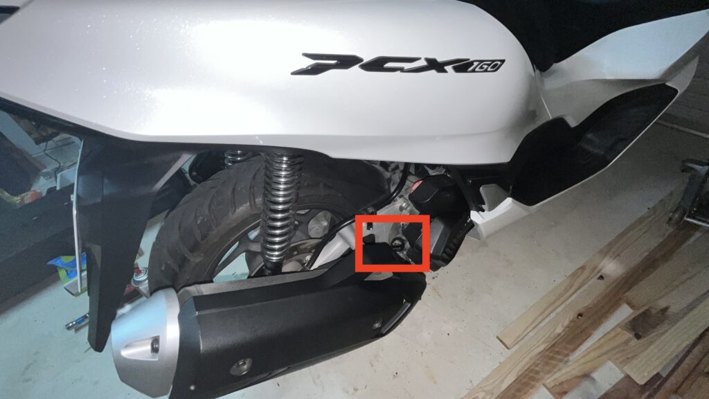 PCX160のリア周辺を撮影し、オイル給油口の位置を赤枠で示した写真