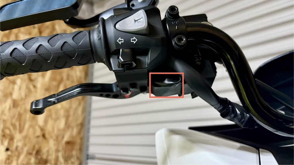 PCX160のブレーキスイッチハーネスがある左側スイッチボックス下を示す画像