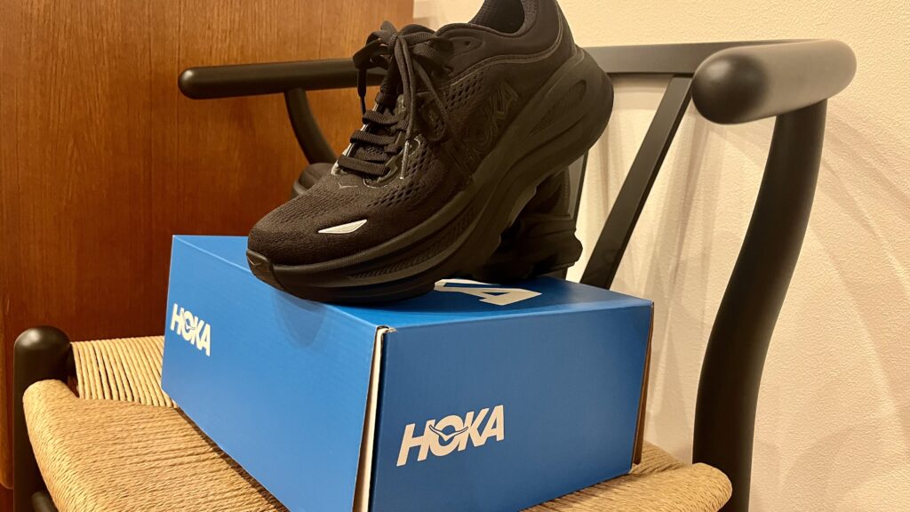 HOKA BONDI 9 レディースモデル ブラック/ブラックを箱に乗せてディスプレイ。日常使いにも馴染むシンプルなデザインが印象的