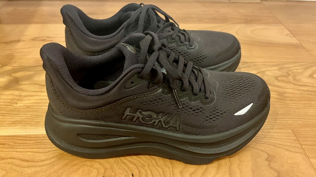 HOKA BONDI 9 レディースモデル ブラック/ブラックを上から撮影した写真。ぷっくりとした厚底ソールとメッシュアッパーが特徴