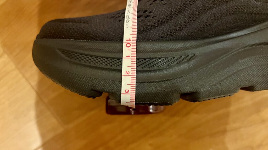 HOKA BONDI 9 の前足部ソールの厚みをメジャーで計測した様子。約3.5cmの厚さでクッション性が高いことが分かる