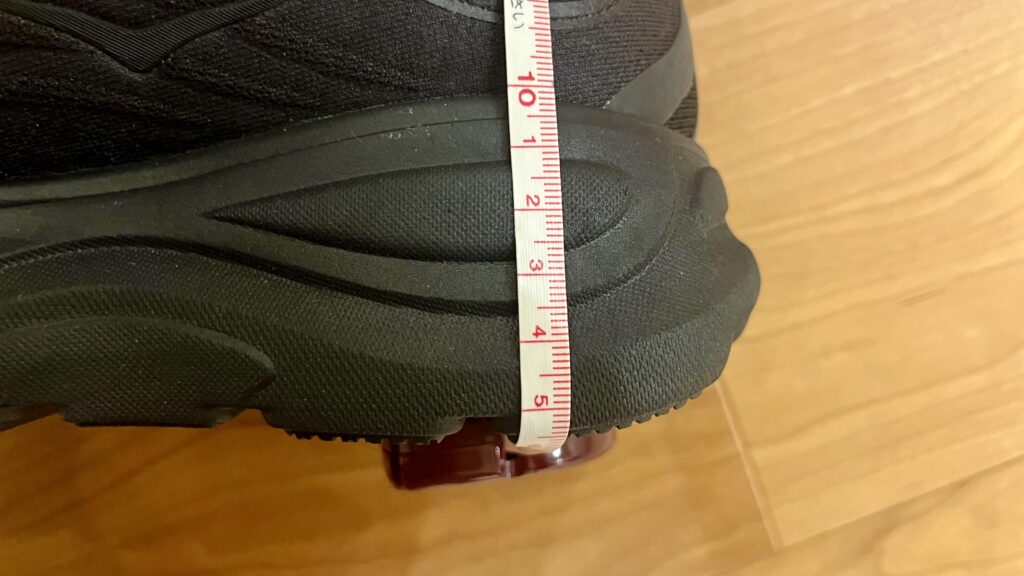 HOKA BONDI 9 のかかと部分のソール厚みをメジャーで測定した様子。約5.5cmのスタックハイトを確認