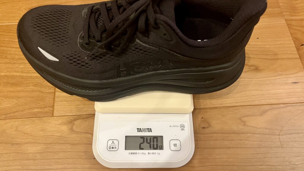 HOKA BONDI 9 ブラックのレディースモデル（23.5cm）を実際に計測したところ、片足わずか240gだったことを示す画像