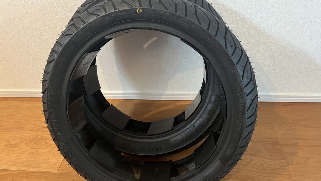 ND RUBBER製ND CITYタイヤを開封した状態。トレッドパターンはミシュランCITY GRIPに似ており、PCX160などスクーターに適した形状。
