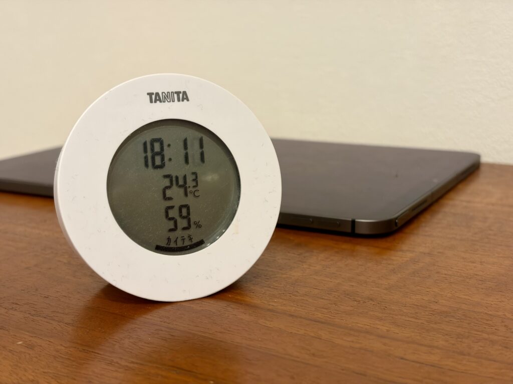 TANITAの湿度計「快適」表示がしっかり写っており、実測データの裏付けとして配置。