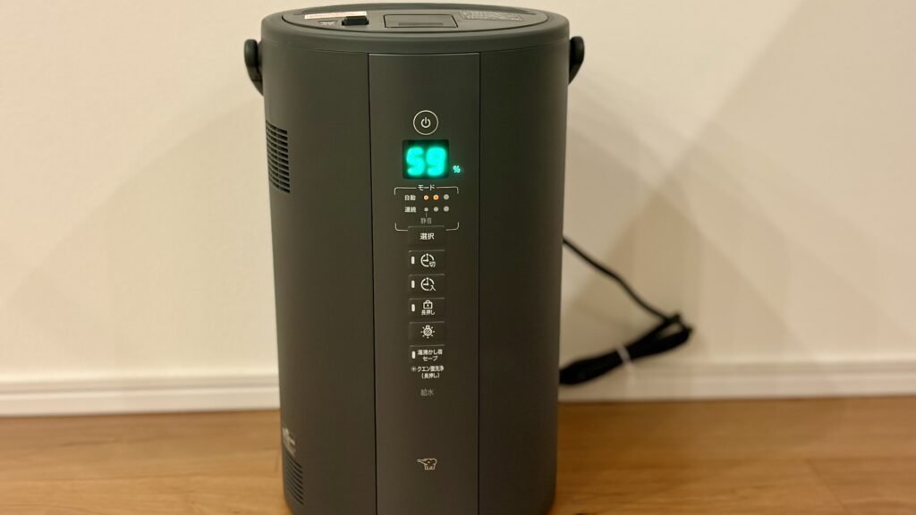 稼働中の象印EE-TB60。湿度59％を表示し、エアコン暖房中でも快適な湿度を維持している
