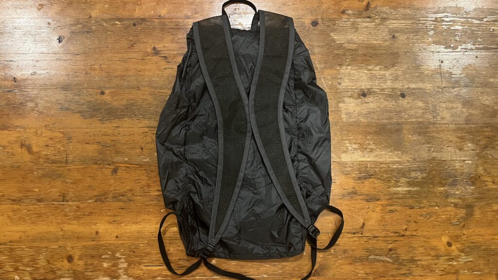 モンベル バーサライトパック15の背面とショルダーベルト