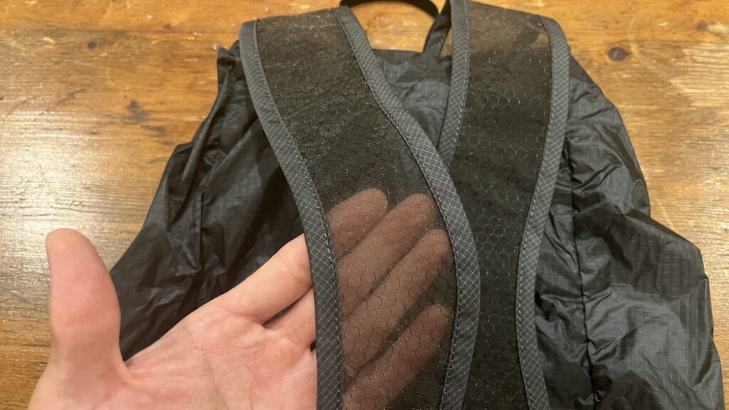 モンベル バーサライトパック15のショルダーベルト