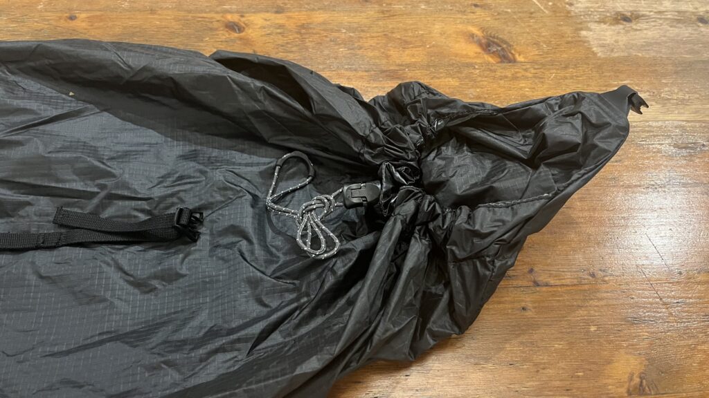 モンベル バーサライトパック15の開口部（ドローコード式）