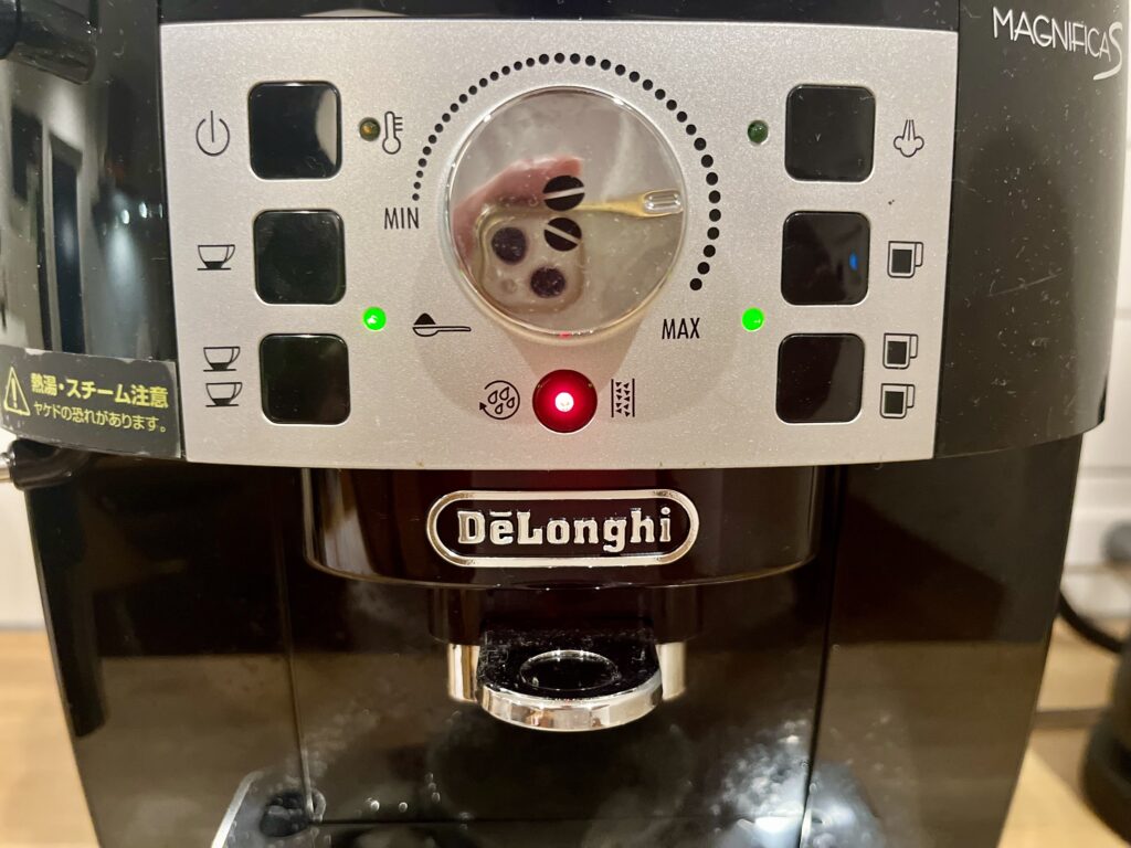 デロンギ マグニフィカSの操作パネルに赤い除石灰ランプが点滅している状態