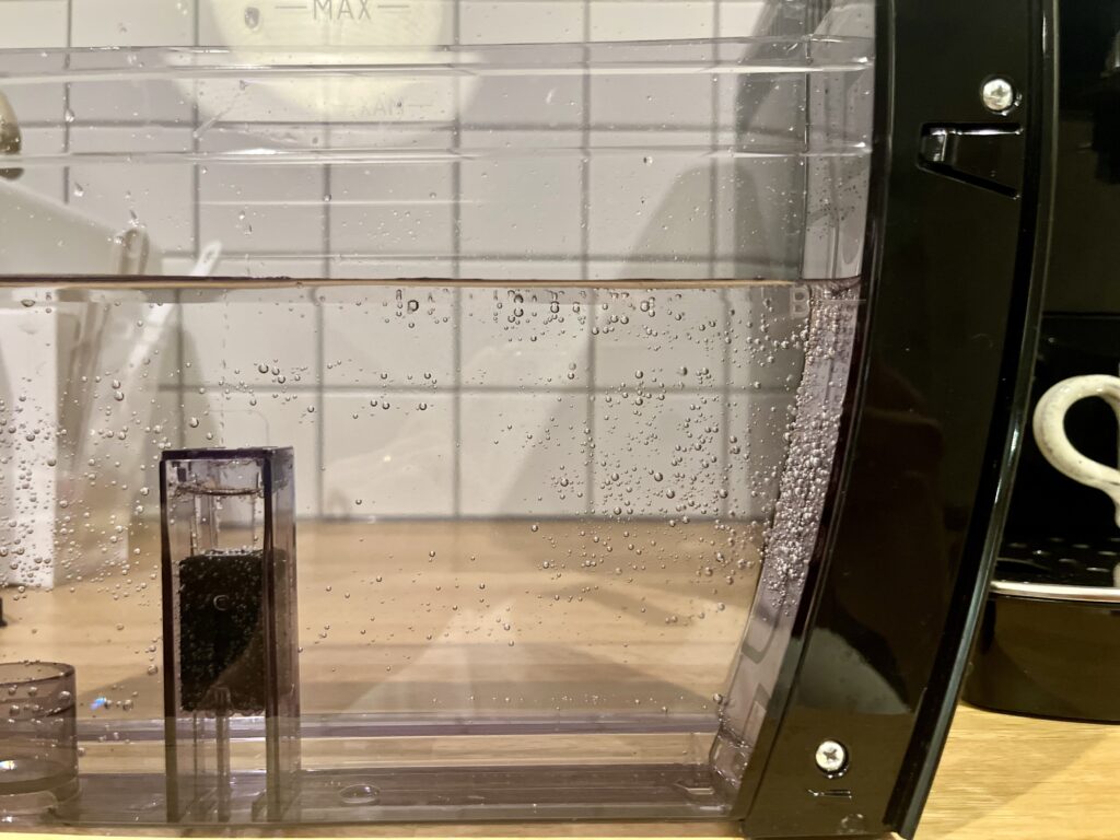 マグニフィカSの給水タンクに除石灰液を準備した状態の水位