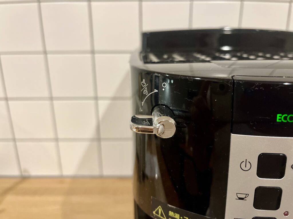 マグニフィカS側面のスチームノブをON位置へ回した状態