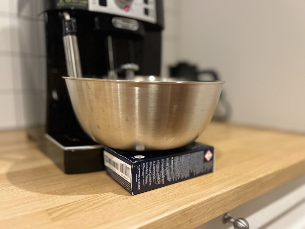 デロンギ マグニフィカS本体と1.5L以上の受け容器をセットした除石灰準備の様子