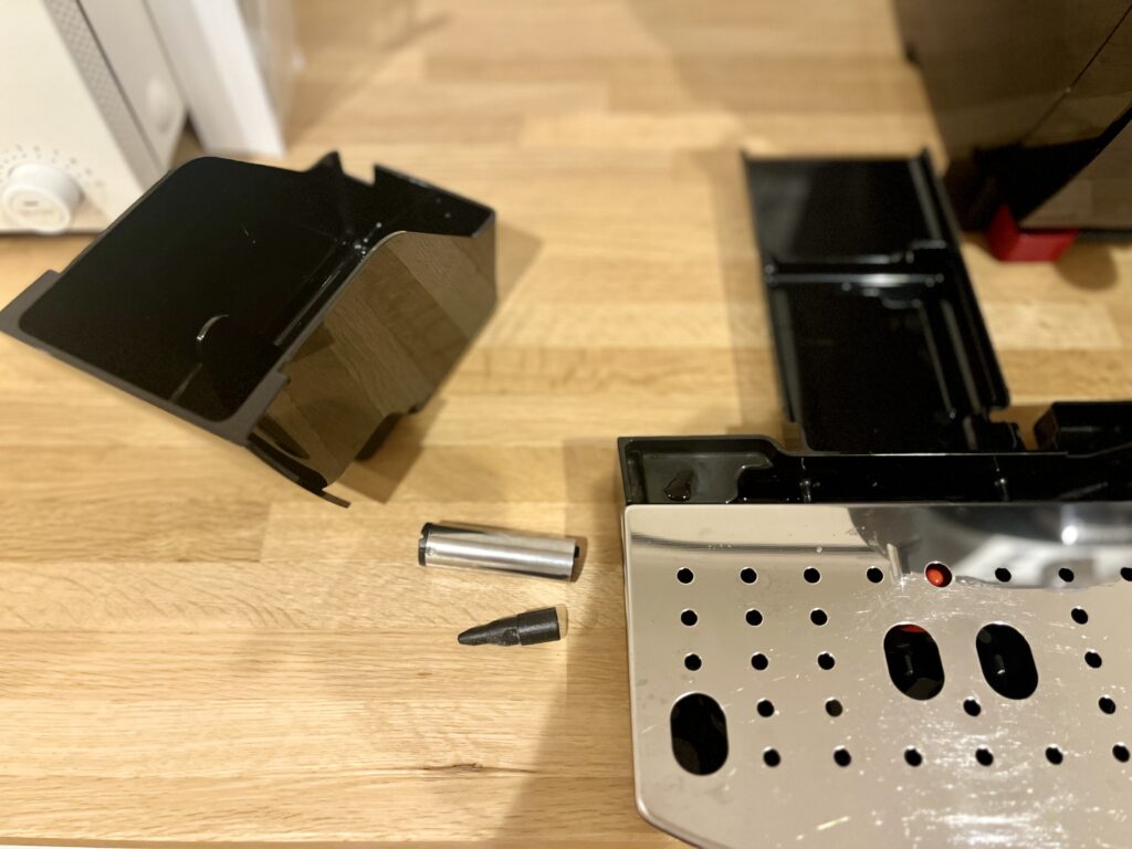 ドリップトレイやノズル部品を分解して洗浄準備をしているレイアウト