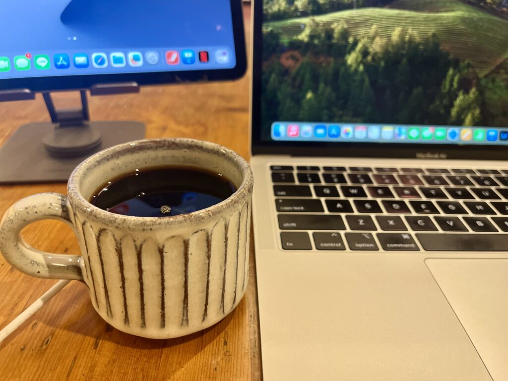 除石灰後に淹れたコーヒーと作業机のカップのクローズアップ