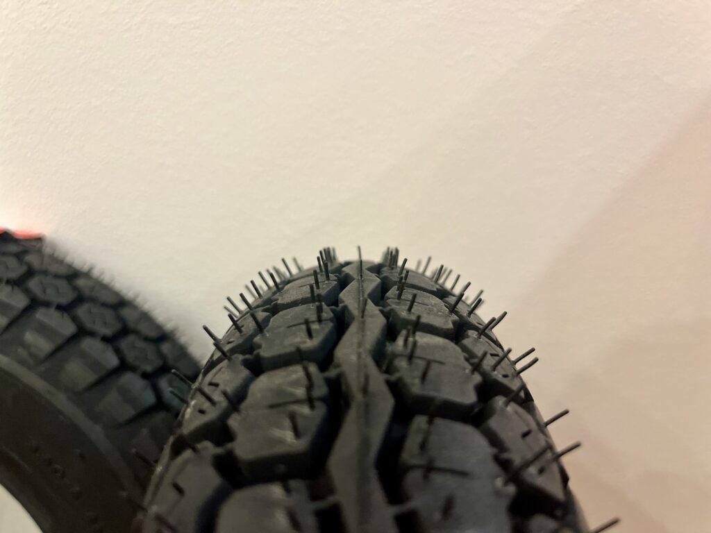 alt：IRC SP3.50-8のヒゲ部分。気になる場合はニッパーでカット推奨