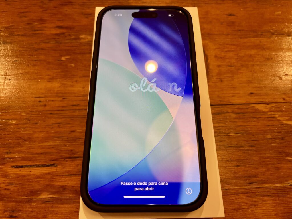 新しく購入したiPhone17の起動画面。初期セットアップ時の「Olá（こんにちは）」が表示されている様子。