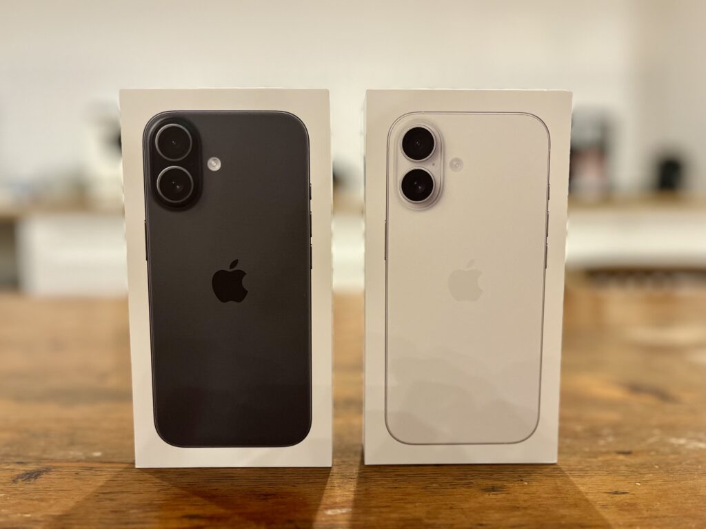 iPhone17の外箱2種類。ブラックとホワイトのパッケージを並べて撮影した写真。