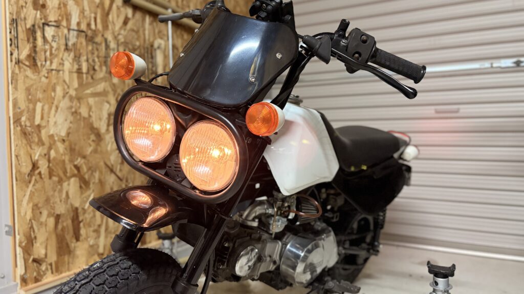 モンキーバハのエンジンをかけて暖気運転をしている画像