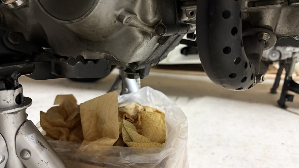 モンキーバハのドレンプラグボルトの真下にオイル処理ボックスを設置した画像