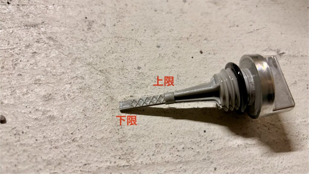 モンキーバハのオイルレベルゲージに上限下限を記した画像