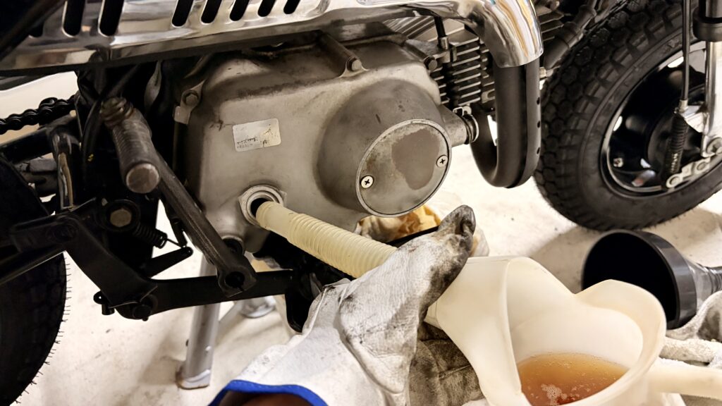 オイルジョッキでモンキーバハにオイルを注ぐ画像