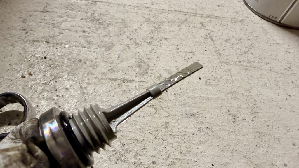 オイルレベルゲージの中間までオイルが付着している画像