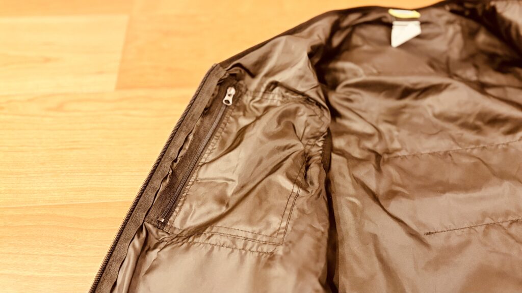 WIZ’A電熱ベスト内側のバッテリー収納ポケット。モバイルバッテリーを入れられる内ポケット部分の様子。