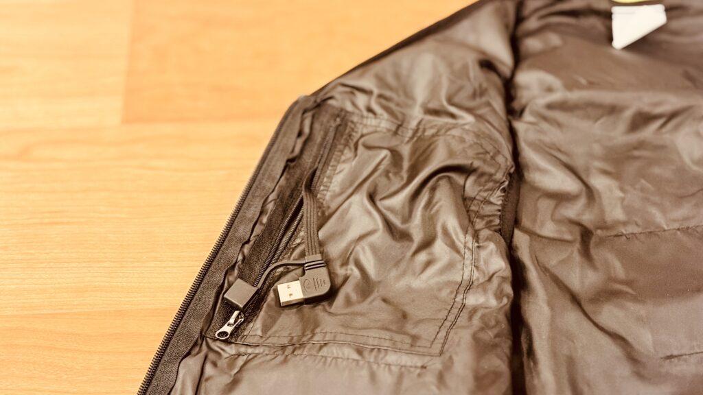 WIZ’A電熱ベスト内側のUSB給電コード。バッテリーへ接続するUSB-Aケーブルが収納されている様子。