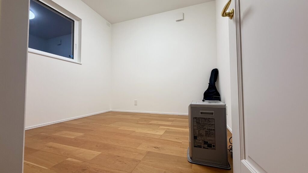 4.5畳の空き部屋でワークスペース設置前の何も置いていない状態
