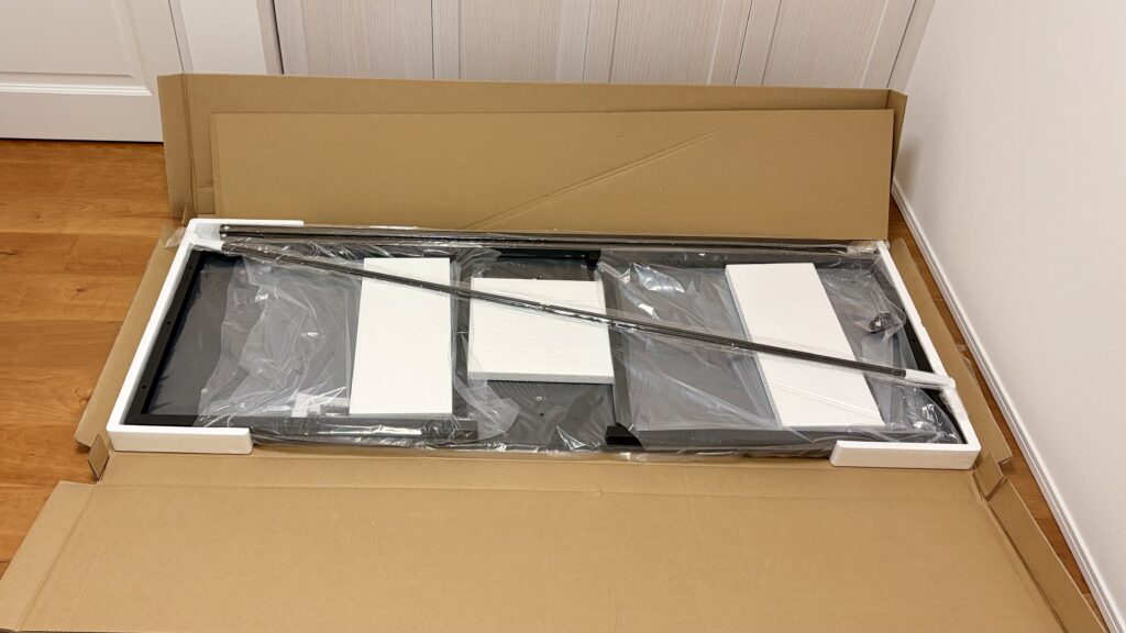 サンワダイレクトのシンプルPCデスクを開封した直後の梱包内容
