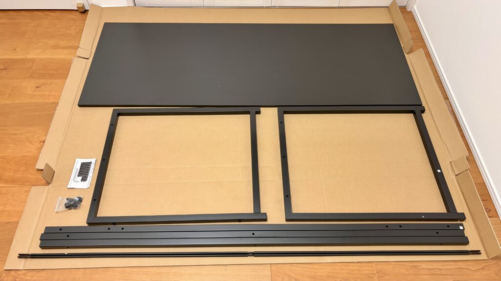 サンワダイレクトの160cm幅PCデスクの天板とフレーム部品一式
