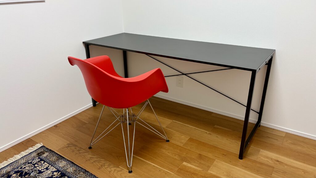 4.5畳の部屋に160cm幅のPCデスクと椅子を設置したワークスペース
