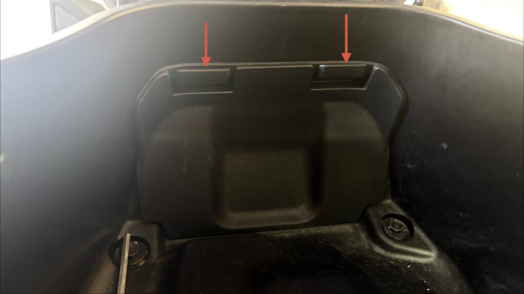 PCXのシート下収納内部とバッテリー周辺の構造