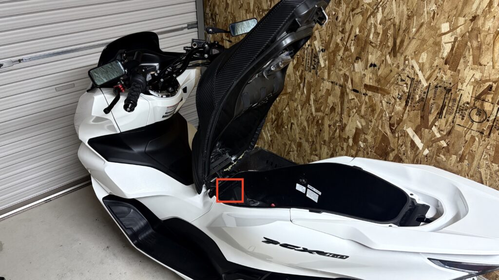 PCXのシートを開けた状態とシート下収納内のバッテリー位置