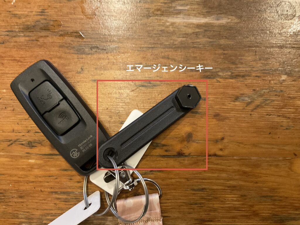 PCXのスマートキーとエマージェンシーキーの外観
